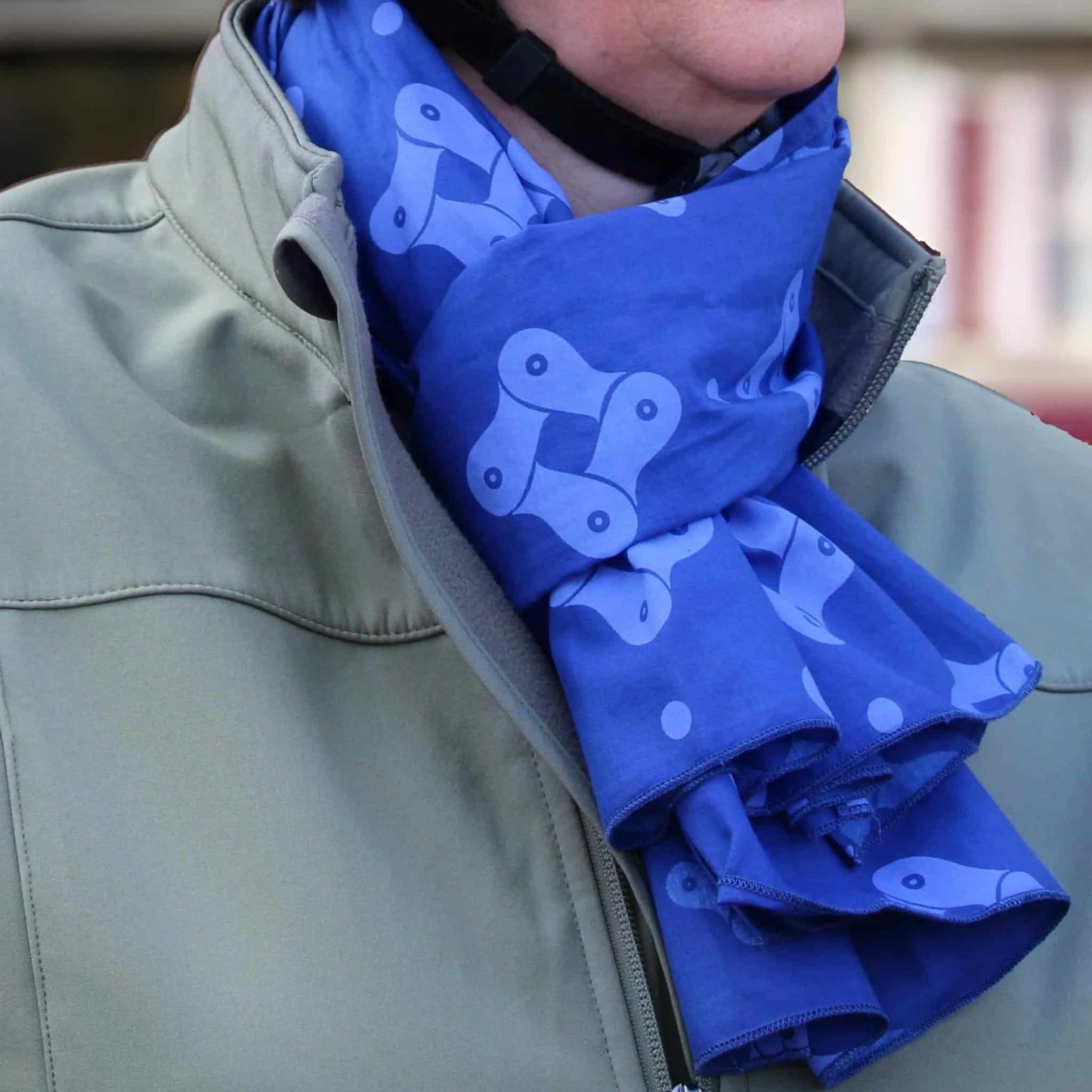 Scarf with bike chain pattern